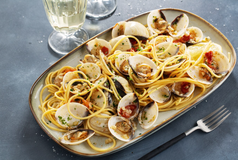 Spaghetti alle vongole: il mare nel tuo piatto.